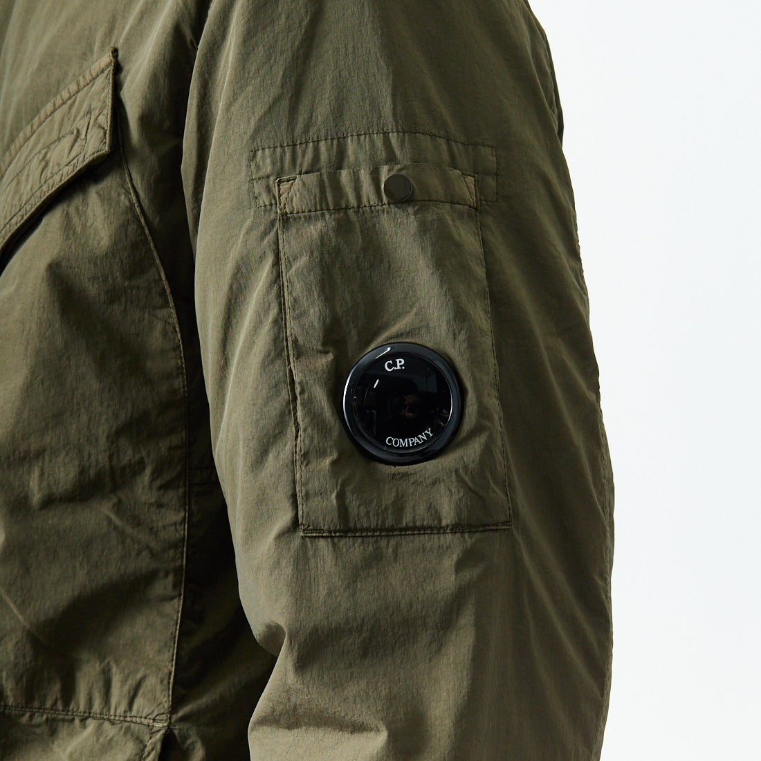 C.P.COMPANY [シーピーカンパニー] Chrome-R フーデッドジップオーバーシャツ [19CMOS084A] 683 IVY GR &&モデル身長：179cm 着用サイズ：M&&
