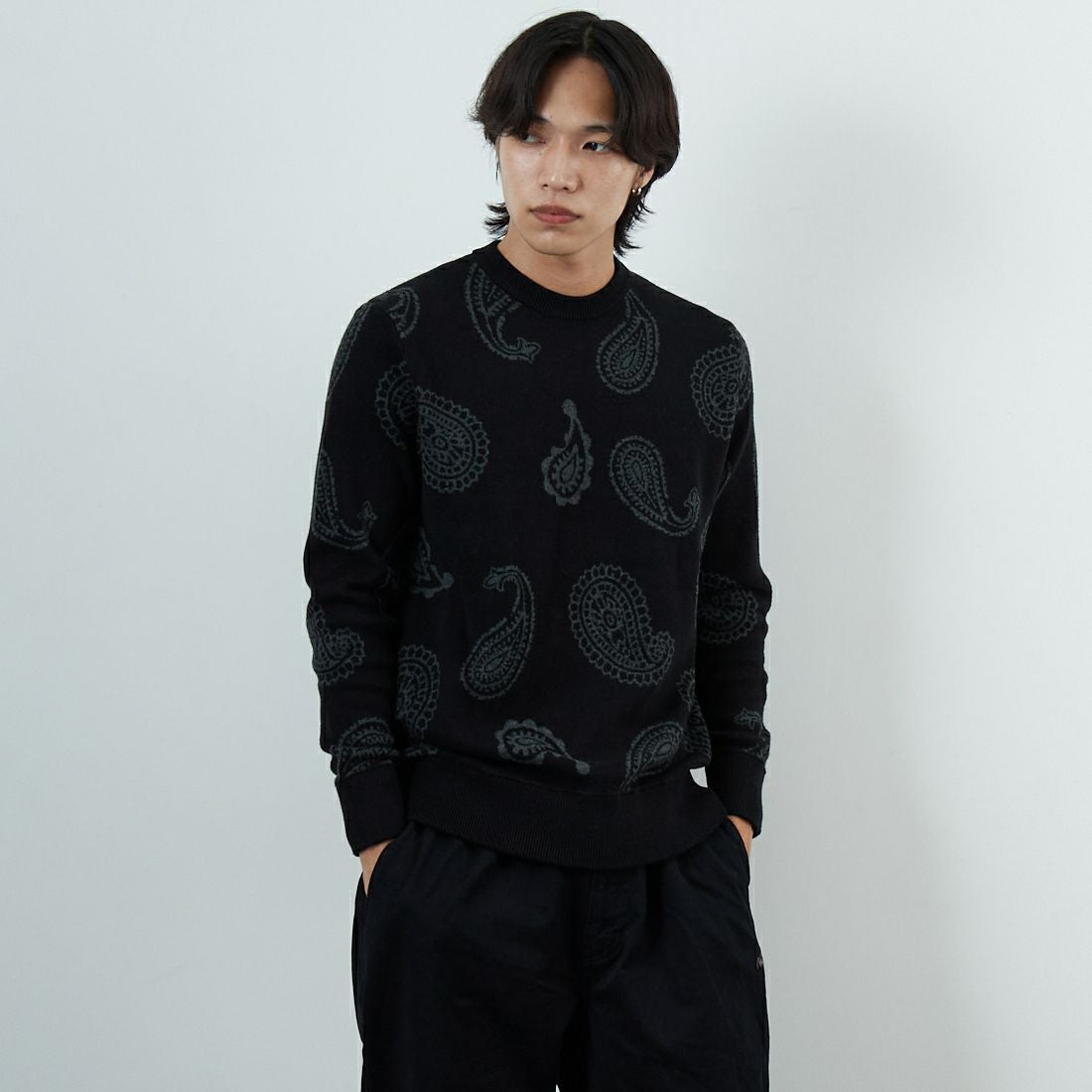 1PIU1UGUALE3 RELAX [ウノ ピゥ ウノ ウグァーレ トレ] ペイズリークルーネックニット [USK-25034] SN90 BLACK &&モデル身長：179cm 着用サイズ：M&&