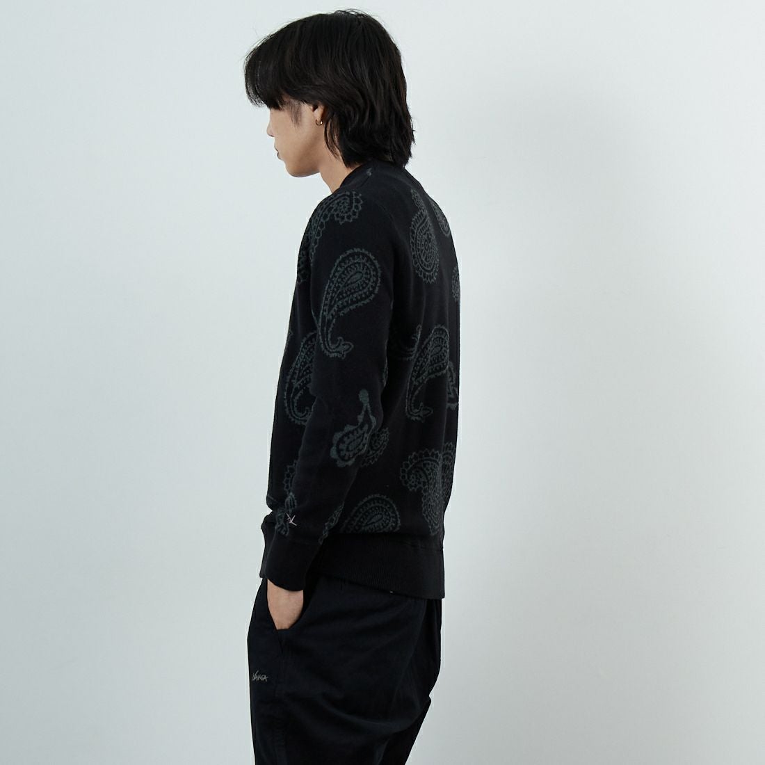 1PIU1UGUALE3 RELAX [ウノ ピゥ ウノ ウグァーレ トレ] ペイズリークルーネックニット [USK-25034] SN90 BLACK &&モデル身長：179cm 着用サイズ：M&&