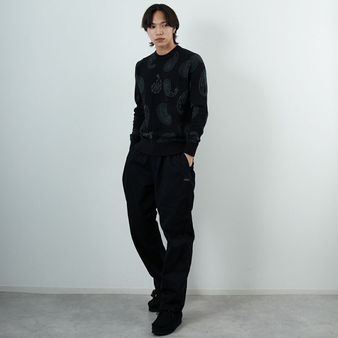 1PIU1UGUALE3 RELAX [ウノ ピゥ ウノ ウグァーレ トレ] ペイズリークルーネックニット [USK-25034] SN90 BLACK &&モデル身長：179cm 着用サイズ：M&&