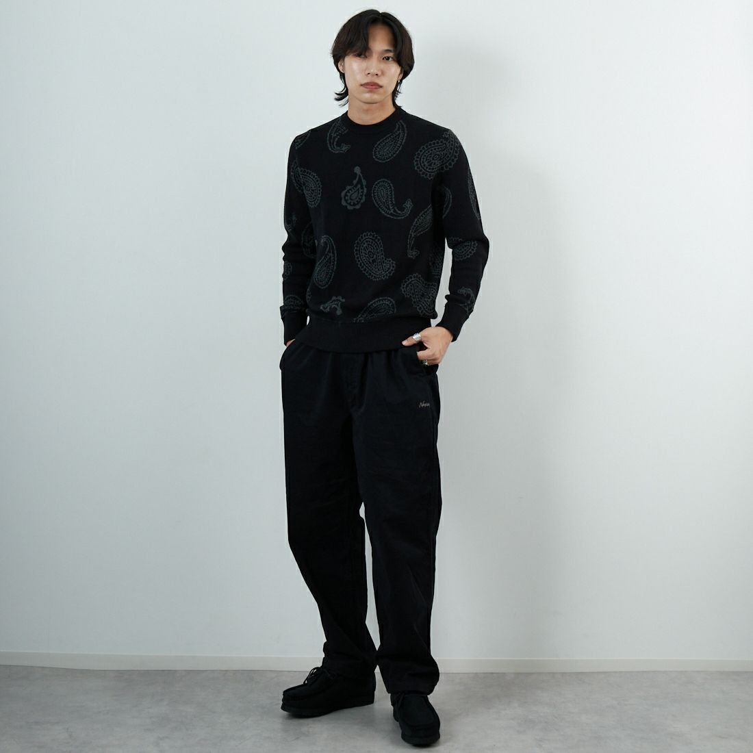 1PIU1UGUALE3 RELAX [ウノ ピゥ ウノ ウグァーレ トレ] ペイズリークルーネックニット [USK-25034] SN90 BLACK &&モデル身長：179cm 着用サイズ：M&&