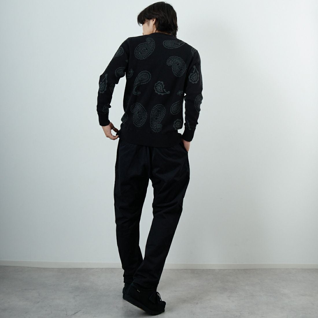 1PIU1UGUALE3 RELAX [ウノ ピゥ ウノ ウグァーレ トレ] ペイズリークルーネックニット [USK-25034] SN90 BLACK &&モデル身長：179cm 着用サイズ：M&&