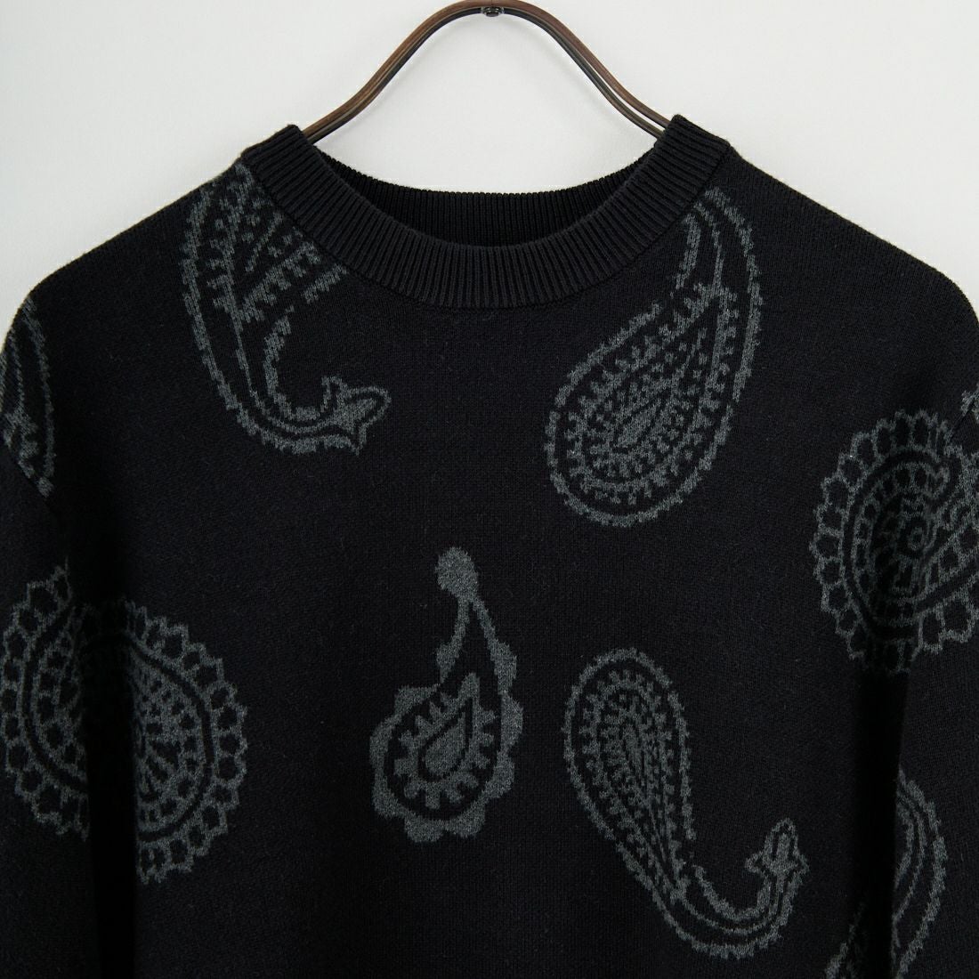 1PIU1UGUALE3 RELAX [ウノ ピゥ ウノ ウグァーレ トレ] ペイズリークルーネックニット [USK-25034] SN90 BLACK