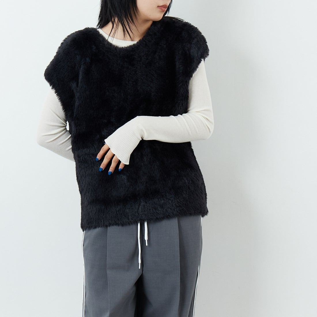 CHIGNON [シニヨン] ファーライクフレンチニットベスト [9454-076JR] BLACK &&モデル身長：167cm 着用サイズ：F&&