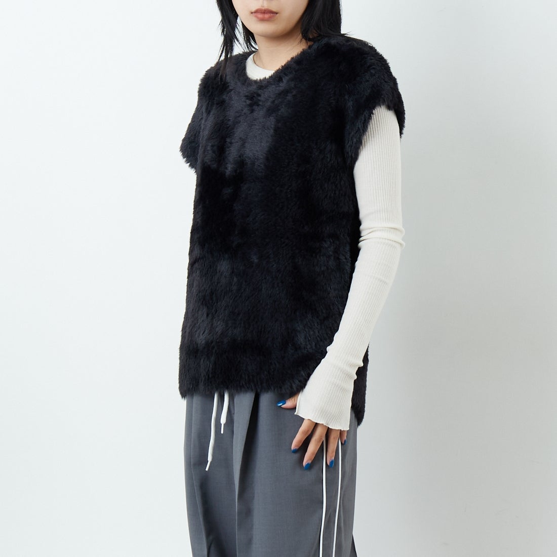 CHIGNON [シニヨン] ファーライクフレンチニットベスト [9454-076JR] BLACK &&モデル身長：167cm 着用サイズ：F&&