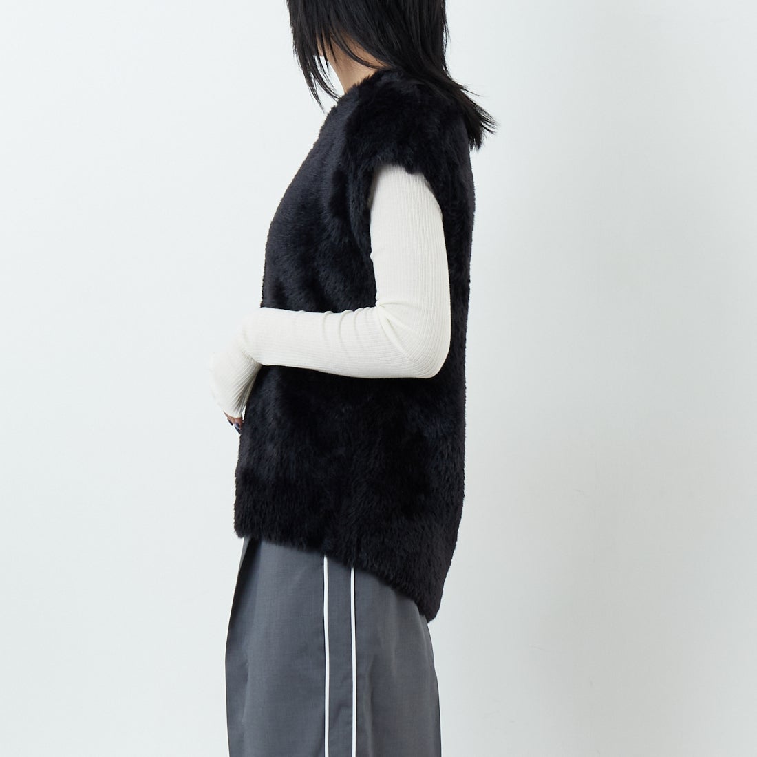 CHIGNON [シニヨン] ファーライクフレンチニットベスト [9454-076JR] BLACK &&モデル身長：167cm 着用サイズ：F&&
