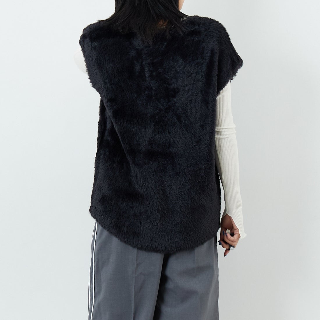 CHIGNON [シニヨン] ファーライクフレンチニットベスト [9454-076JR] BLACK &&モデル身長：167cm 着用サイズ：F&&