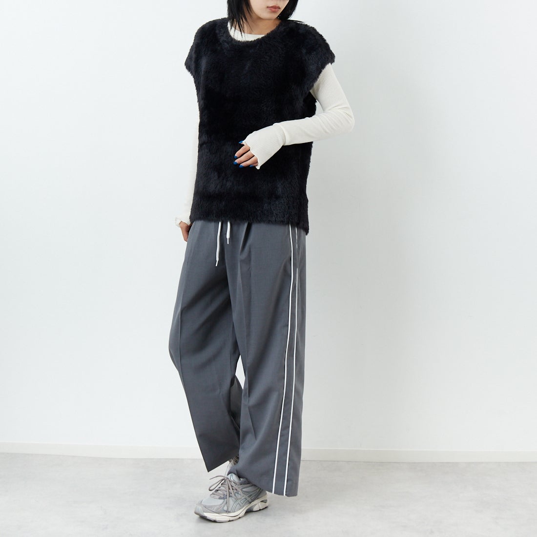 CHIGNON [シニヨン] ファーライクフレンチニットベスト [9454-076JR] BLACK &&モデル身長：167cm 着用サイズ：F&&