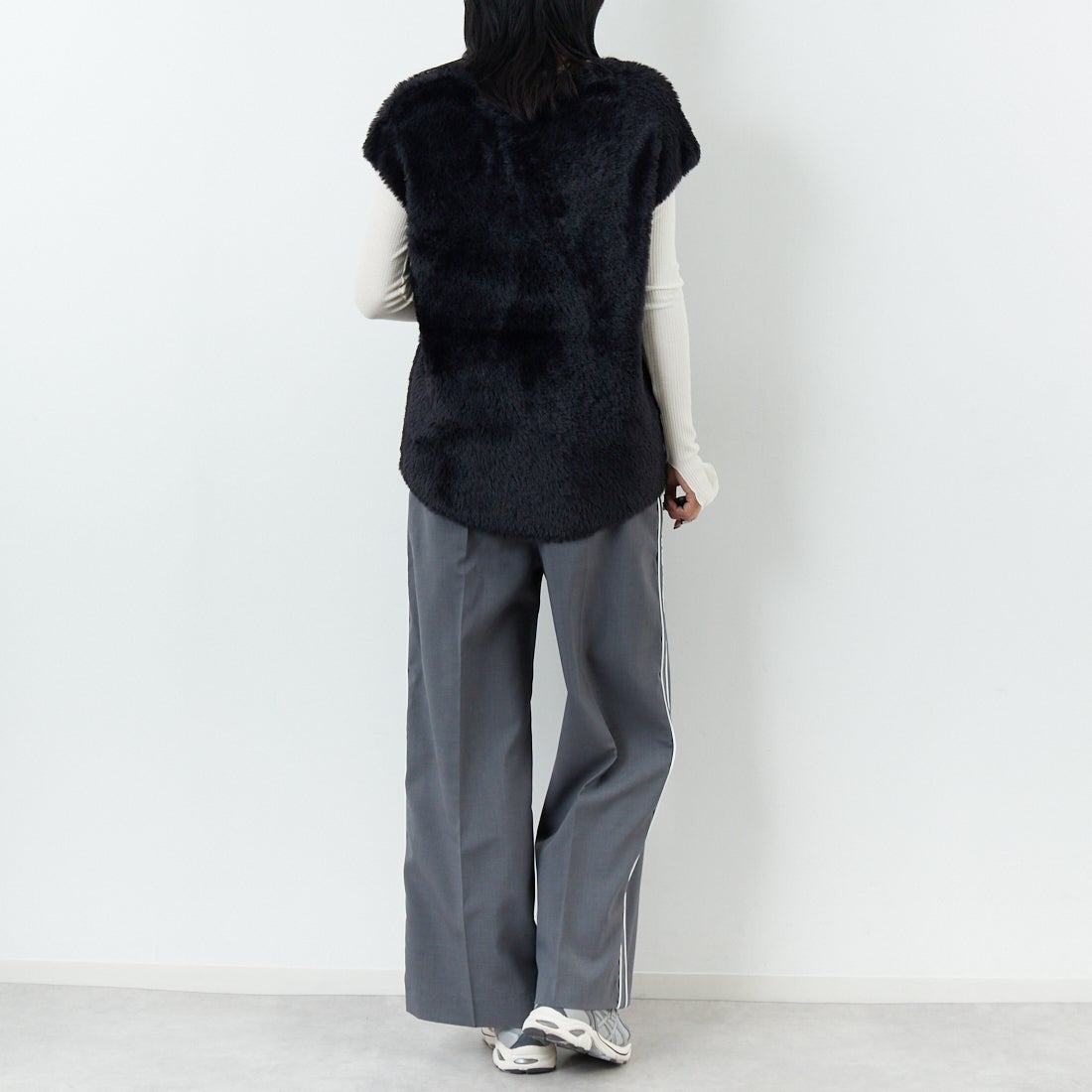 CHIGNON [シニヨン] ファーライクフレンチニットベスト [9454-076JR] BLACK &&モデル身長：167cm 着用サイズ：F&&