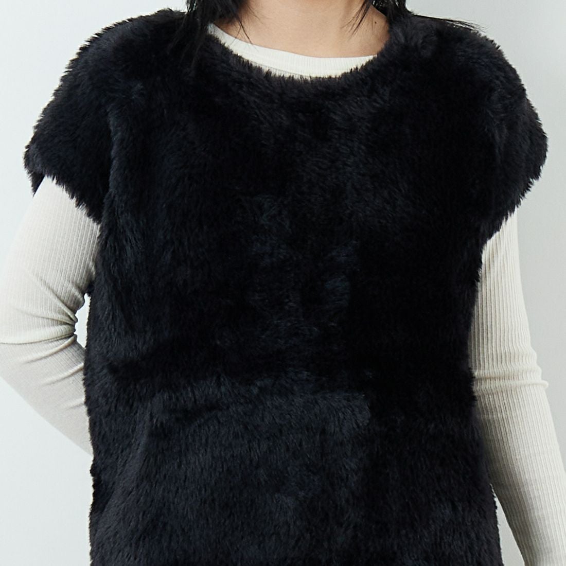 CHIGNON [シニヨン] ファーライクフレンチニットベスト [9454-076JR] BLACK &&モデル身長：167cm 着用サイズ：F&&