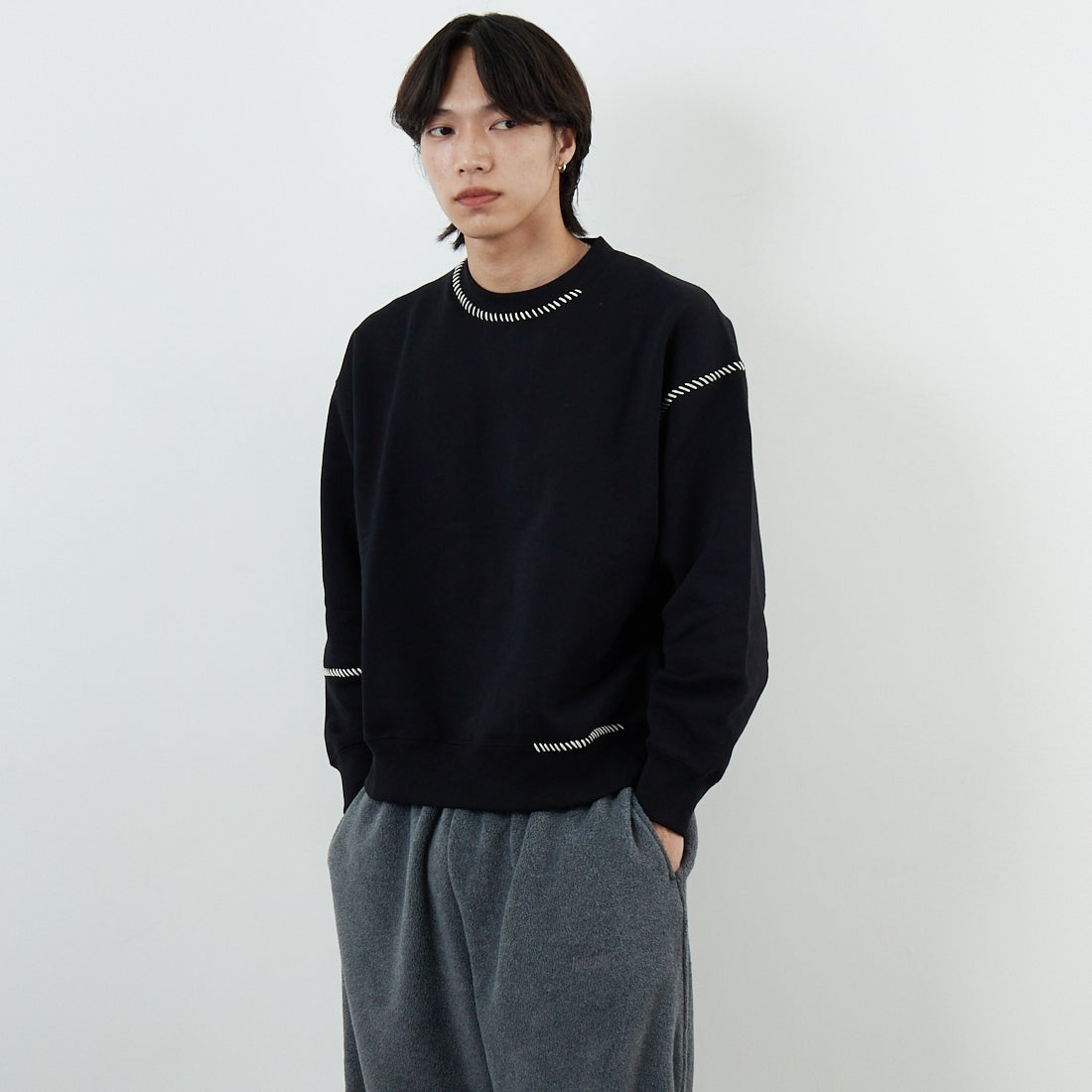 SLICK [スリック] コンパクトフリース エンブロイダリースウェットシャツ [5131033] 700 BLACK &&モデル身長：179cm 着用サイズ：1&&