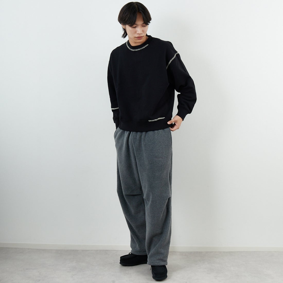 SLICK [スリック] コンパクトフリース エンブロイダリースウェットシャツ [5131033] 700 BLACK &&モデル身長：179cm 着用サイズ：1&&
