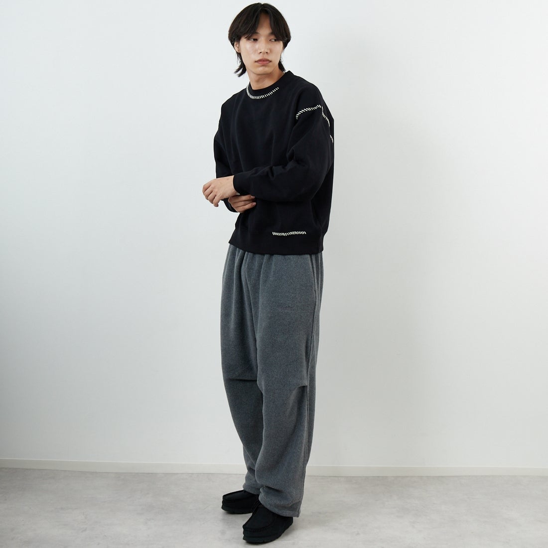 SLICK [スリック] コンパクトフリース エンブロイダリースウェットシャツ [5131033] 700 BLACK &&モデル身長：179cm 着用サイズ：1&&
