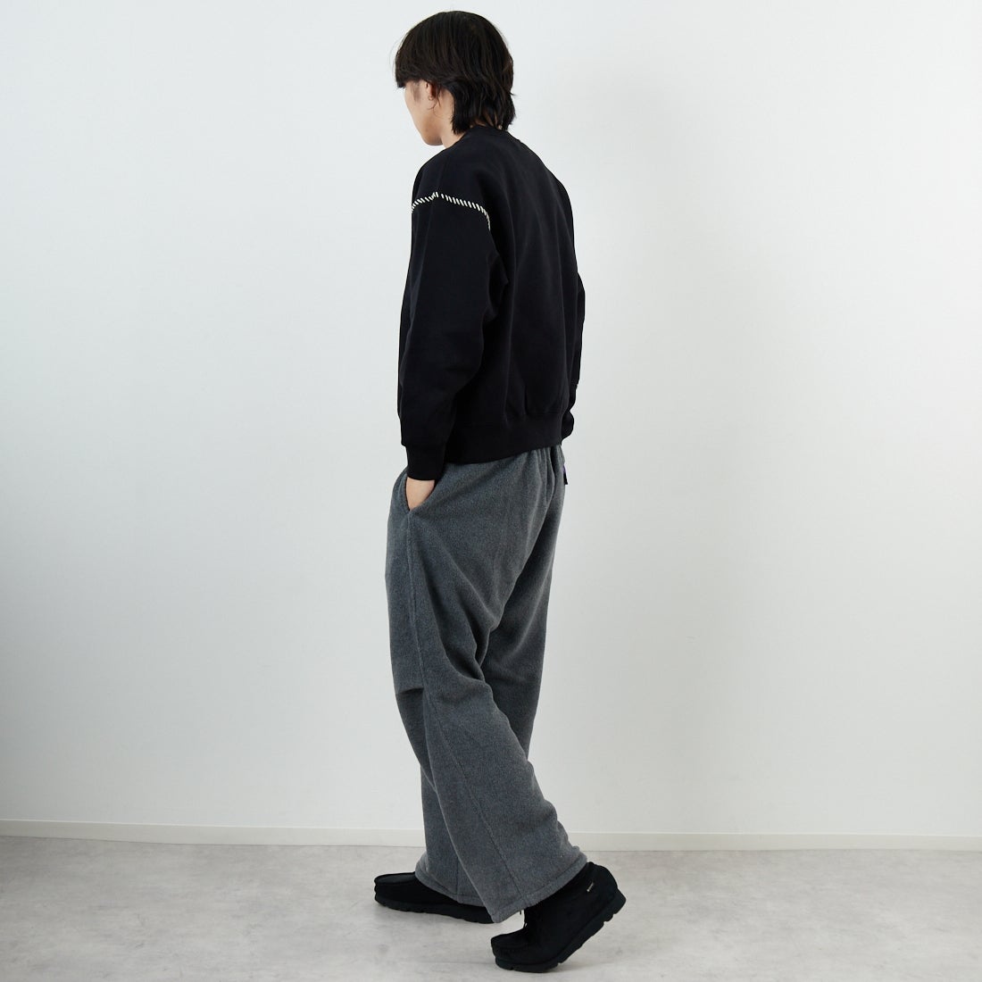 SLICK [スリック] コンパクトフリース エンブロイダリースウェットシャツ [5131033] 700 BLACK &&モデル身長：179cm 着用サイズ：1&&