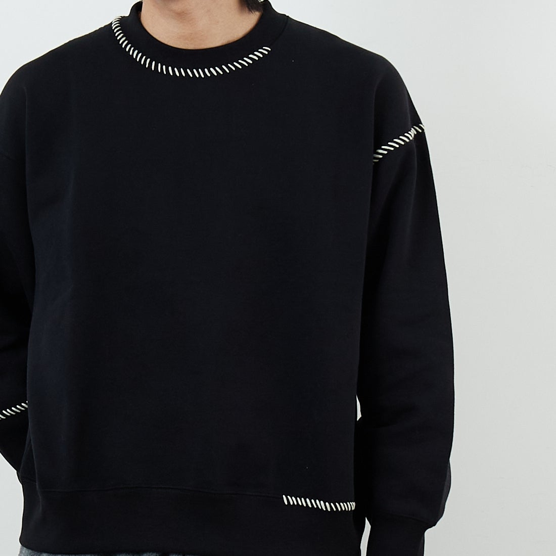 SLICK [スリック] コンパクトフリース エンブロイダリースウェットシャツ [5131033] 700 BLACK &&モデル身長：179cm 着用サイズ：1&&