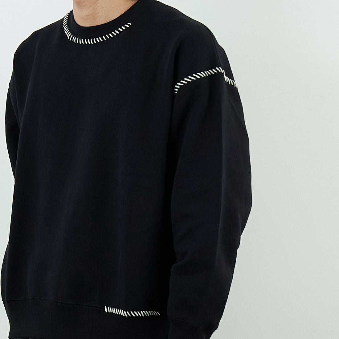 SLICK [スリック] コンパクトフリース エンブロイダリースウェットシャツ [5131033] 700 BLACK &&モデル身長：179cm 着用サイズ：1&&