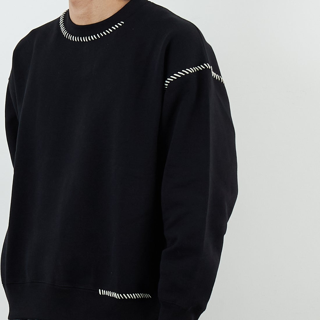 SLICK [スリック] コンパクトフリース エンブロイダリースウェットシャツ [5131033] 700 BLACK &&モデル身長：179cm 着用サイズ：1&&