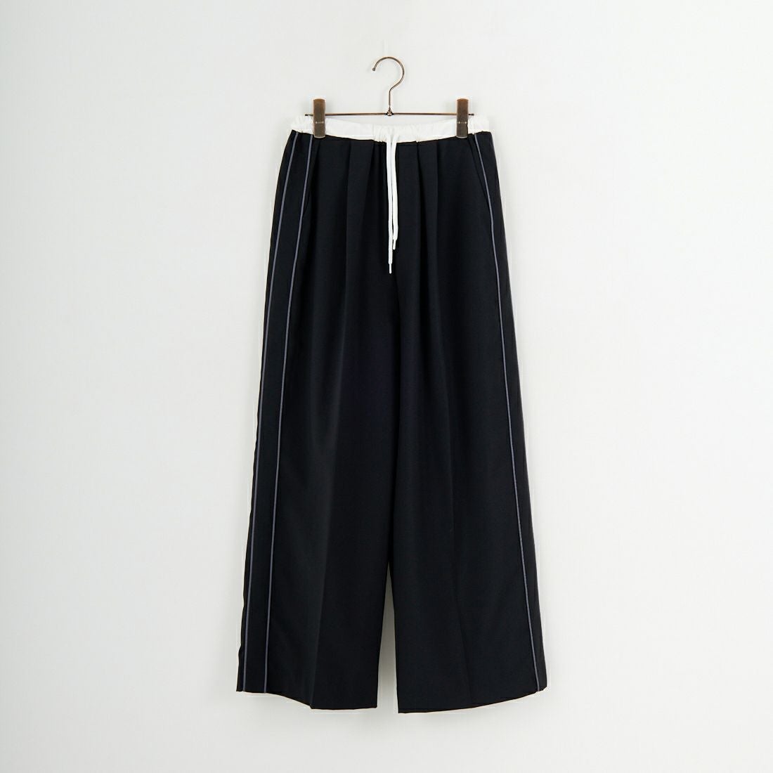 emmi [エミ] イージーケアサイドラインパンツ [13WFP254074] GRY &&モデル身長：167cm 着用サイズ：0&&