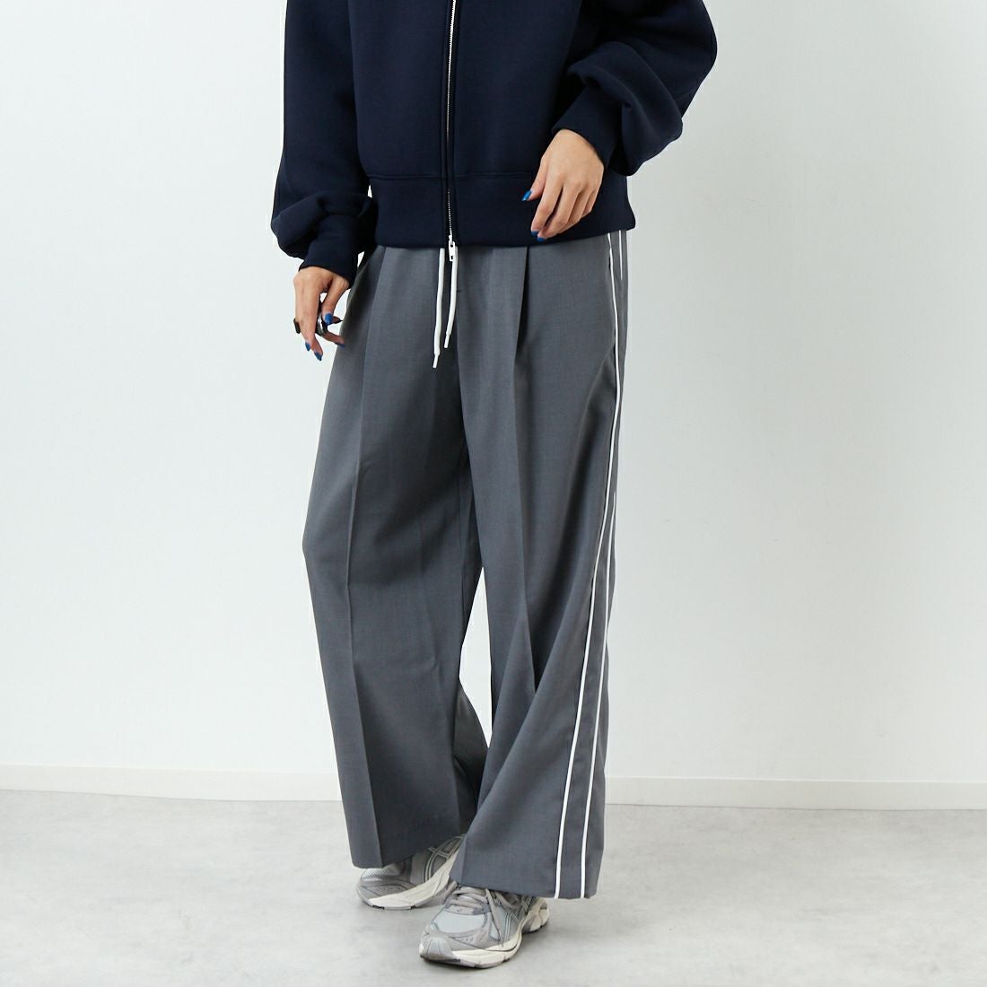 emmi [エミ] イージーケアサイドラインパンツ [13WFP254074] GRY &&モデル身長：167cm 着用サイズ：0&&