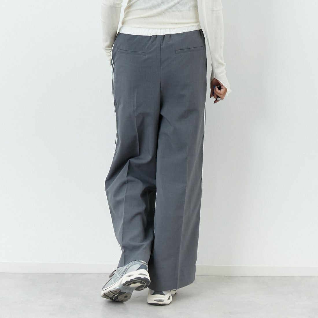 emmi [エミ] イージーケアサイドラインパンツ [13WFP254074] GRY &&モデル身長：167cm 着用サイズ：0&&