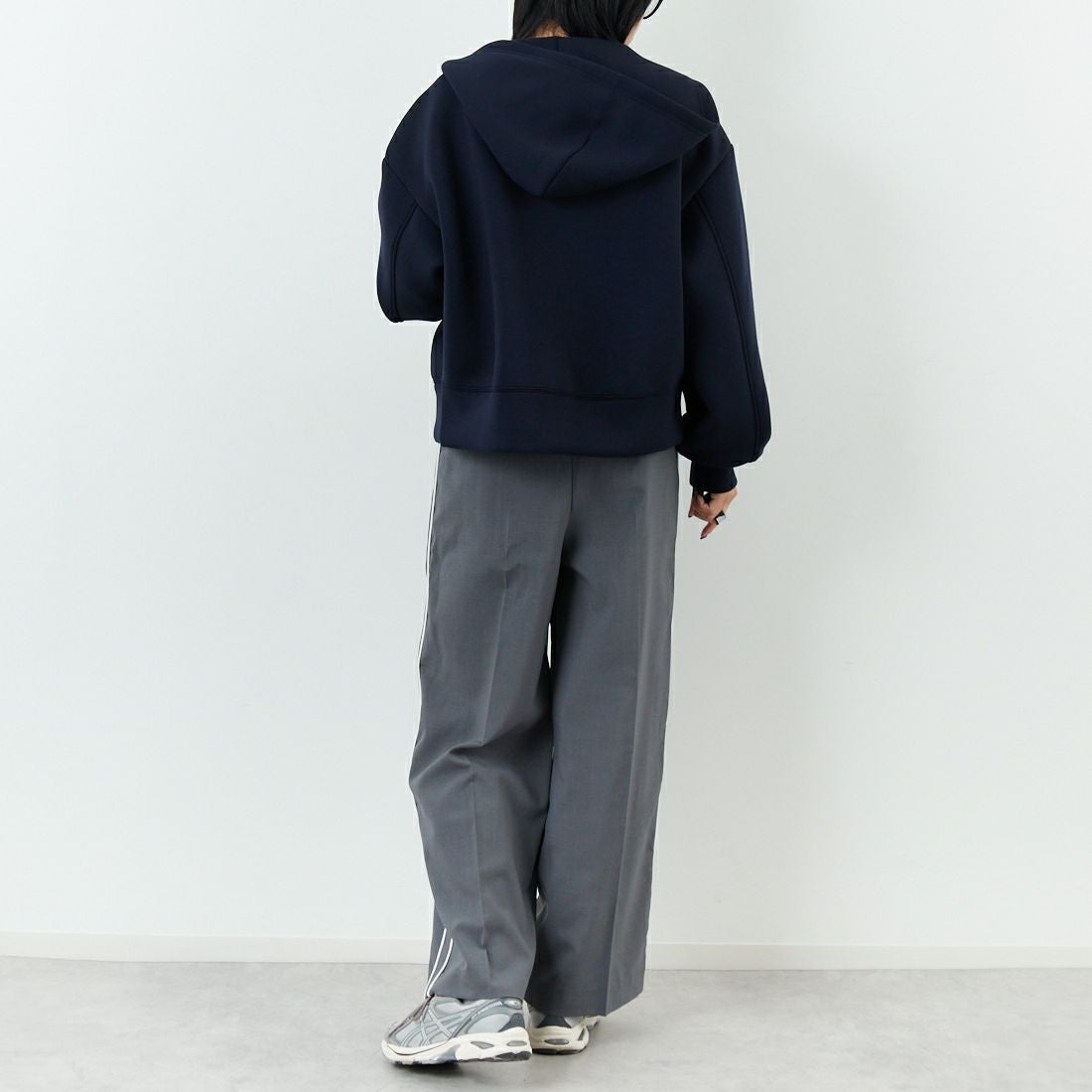 emmi [エミ] イージーケアサイドラインパンツ [13WFP254074] GRY &&モデル身長：167cm 着用サイズ：0&&