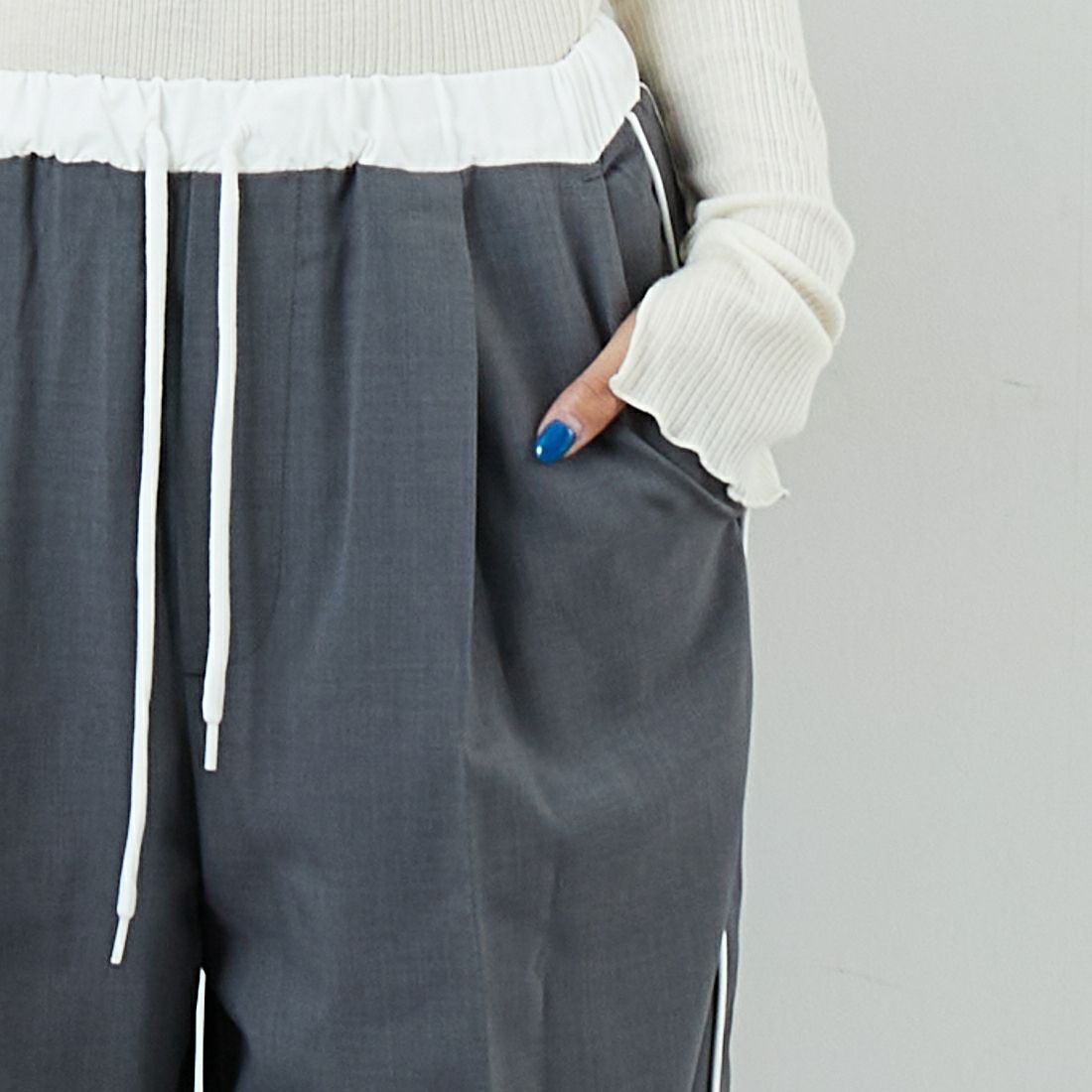 emmi [エミ] イージーケアサイドラインパンツ [13WFP254074] GRY &&モデル身長：167cm 着用サイズ：0&&