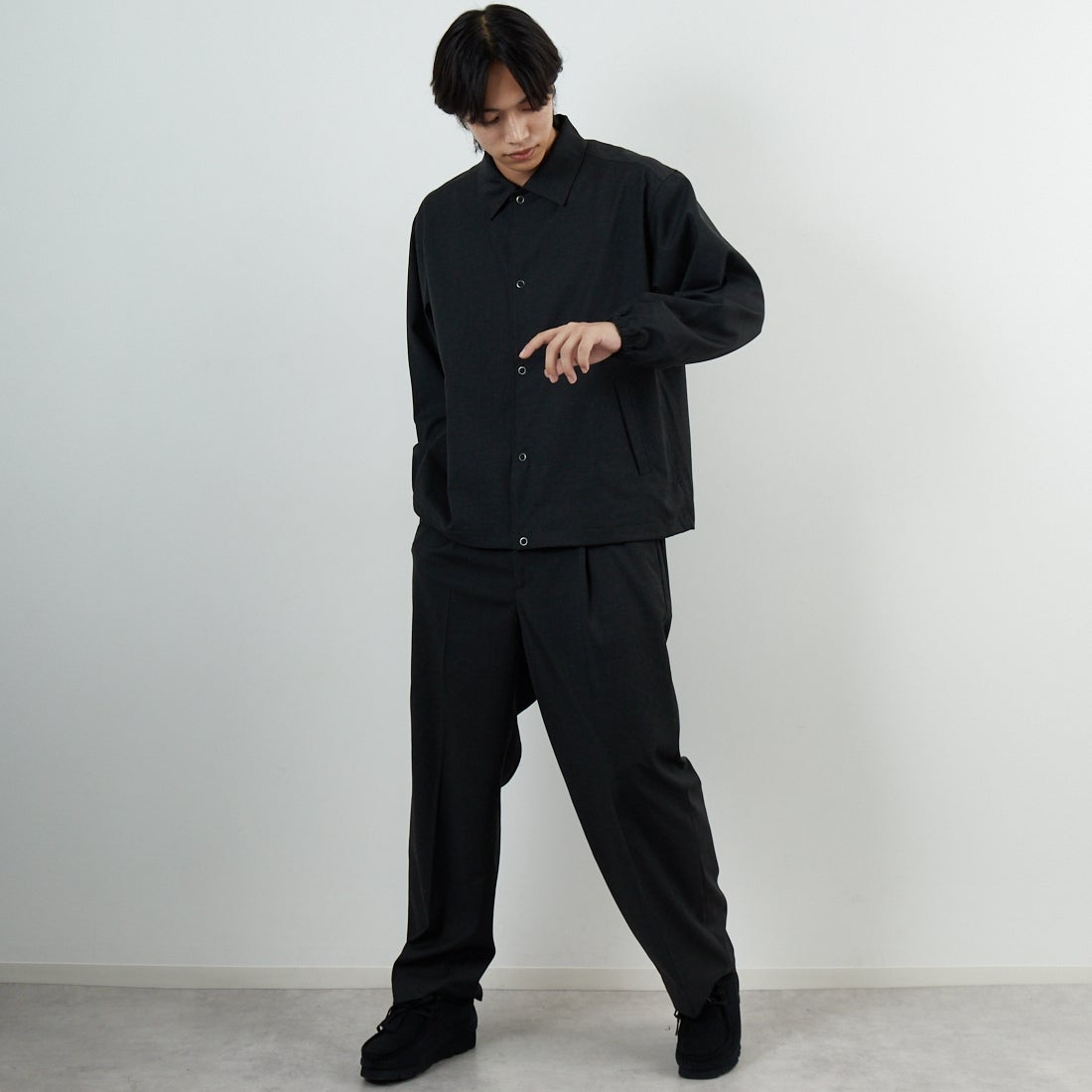 SLICK [スリック] TRギャバジン ワンタックテーパードスラックス [5161044] 805 CHARCO &&モデル身長：179cm 着用サイズ：2&&