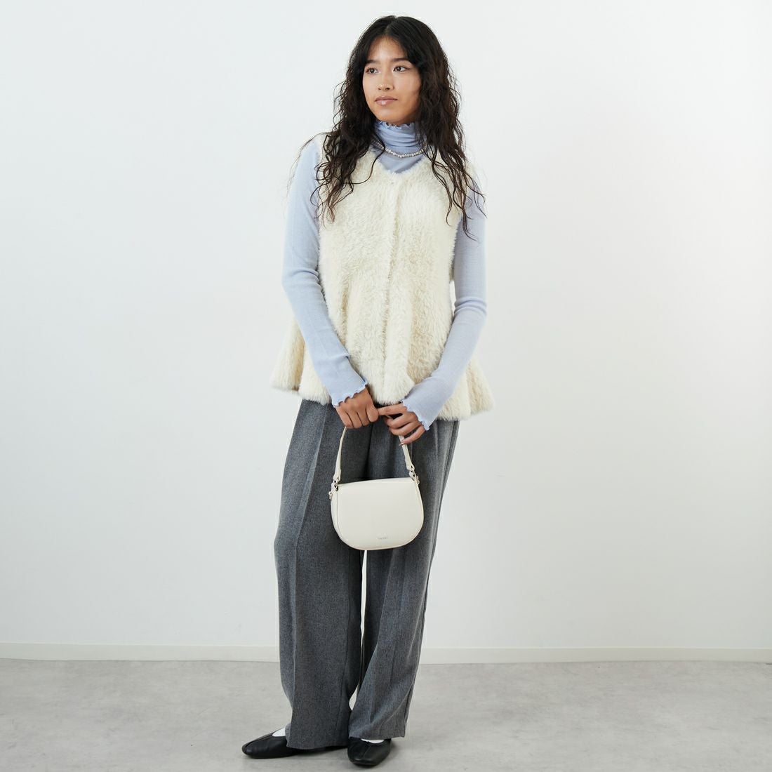 DIGNITE COLLIER [ディニテコリエ] フェザーヤーンペプラムジレ [80256143] 032 ｱｲﾎﾞﾘｰ &&モデル身長：162cm 着用サイズ：F&&