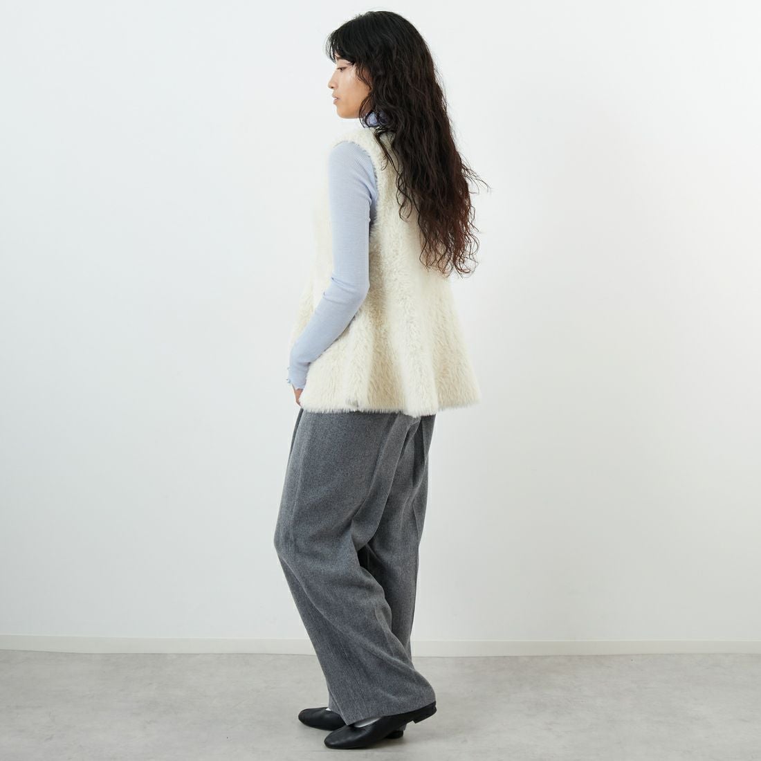 DIGNITE COLLIER [ディニテコリエ] フェザーヤーンペプラムジレ [80256143] 032 ｱｲﾎﾞﾘｰ &&モデル身長：162cm 着用サイズ：F&&