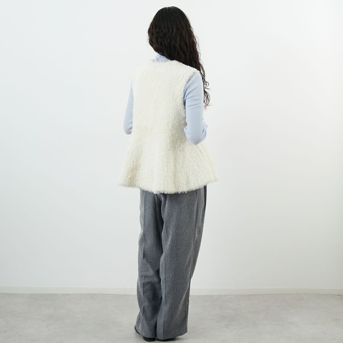 DIGNITE COLLIER [ディニテコリエ] フェザーヤーンペプラムジレ [80256143] 032 ｱｲﾎﾞﾘｰ &&モデル身長：162cm 着用サイズ：F&&