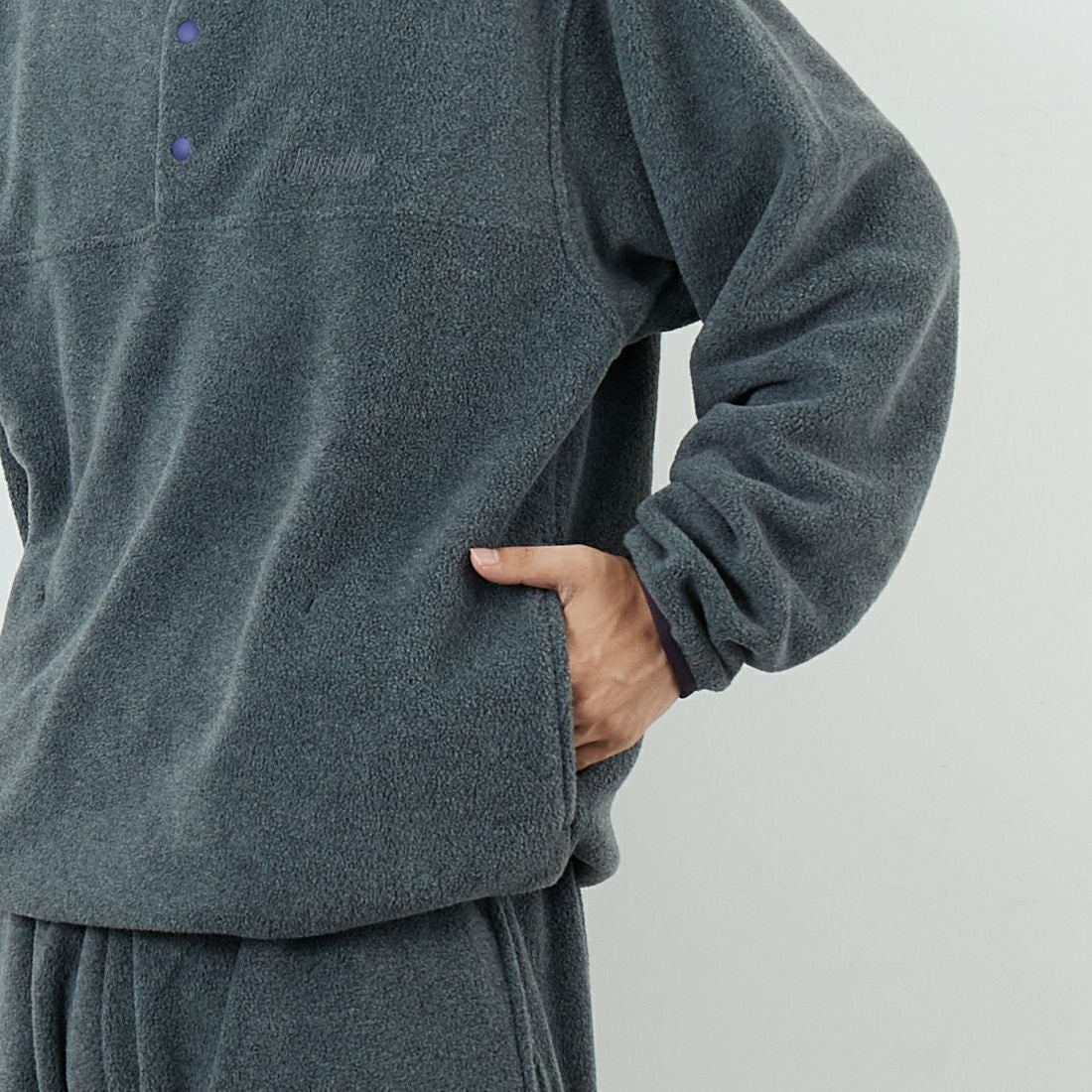 frostline [フロストライン] 別注 フリースハーフスナッププルオーバー [FL17-JK-IN5-JF] GRAY &&モデル身長：179cm 着用サイズ：M&&