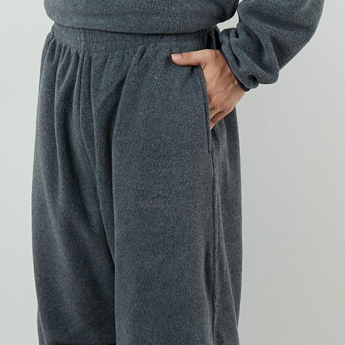 frostline [フロストライン] 別注 フリースパンツ [FL10-PT-IN5-JF] GRAY &&モデル身長：179cm 着用サイズ：L&&