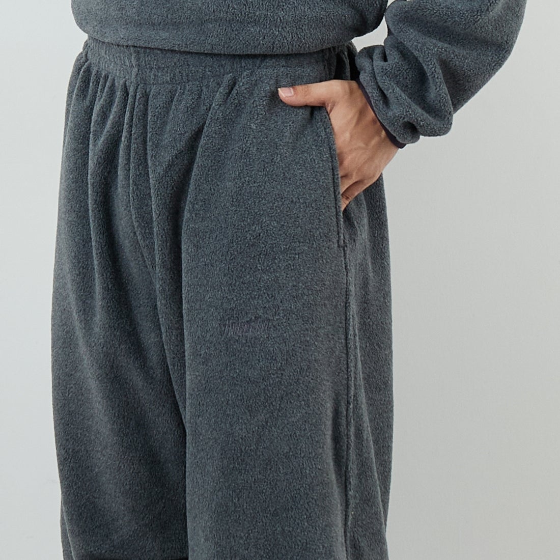 frostline [フロストライン] 別注 フリースパンツ [FL10-PT-IN5-JF] GRAY &&モデル身長：179cm 着用サイズ：L&&