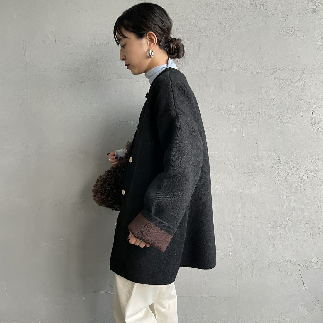 Maison de L'allure [メゾン ドゥ ラリュール] ダブルフェイスニットコート [M24131036] 09 BLK/BRW &&モデル身長：150cm 着用サイズ：F&&