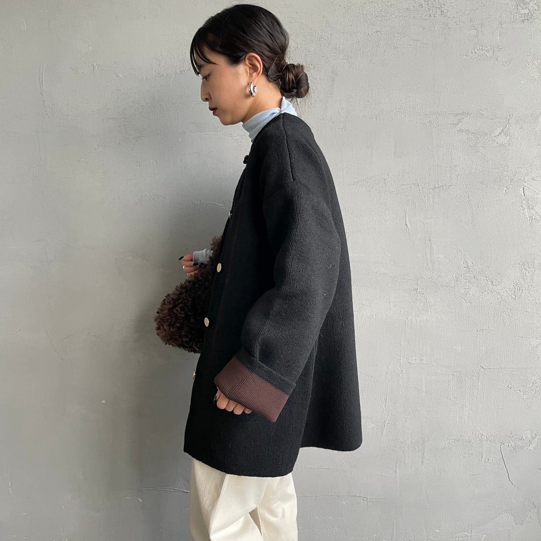 Maison de L'allure [メゾン ドゥ ラリュール] ダブルフェイスニットコート [M24131036] 09 BLK/BRW &&モデル身長：150cm 着用サイズ：F&&