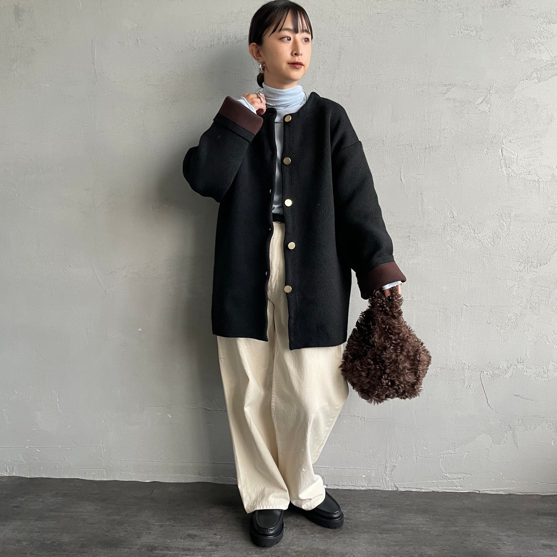 Maison de L'allure [メゾン ドゥ ラリュール] ダブルフェイスニットコート [M24131036] 09 BLK/BRW &&モデル身長：150cm 着用サイズ：F&&