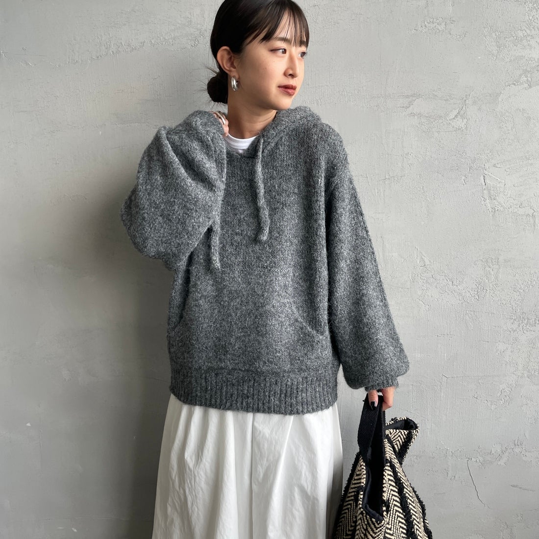 Maison de L'allure [メゾン ドゥ ラリュール] 起毛ニットフーディ [M25131027] 08 CHARCOA &&モデル身長：150cm 着用サイズ：F&&