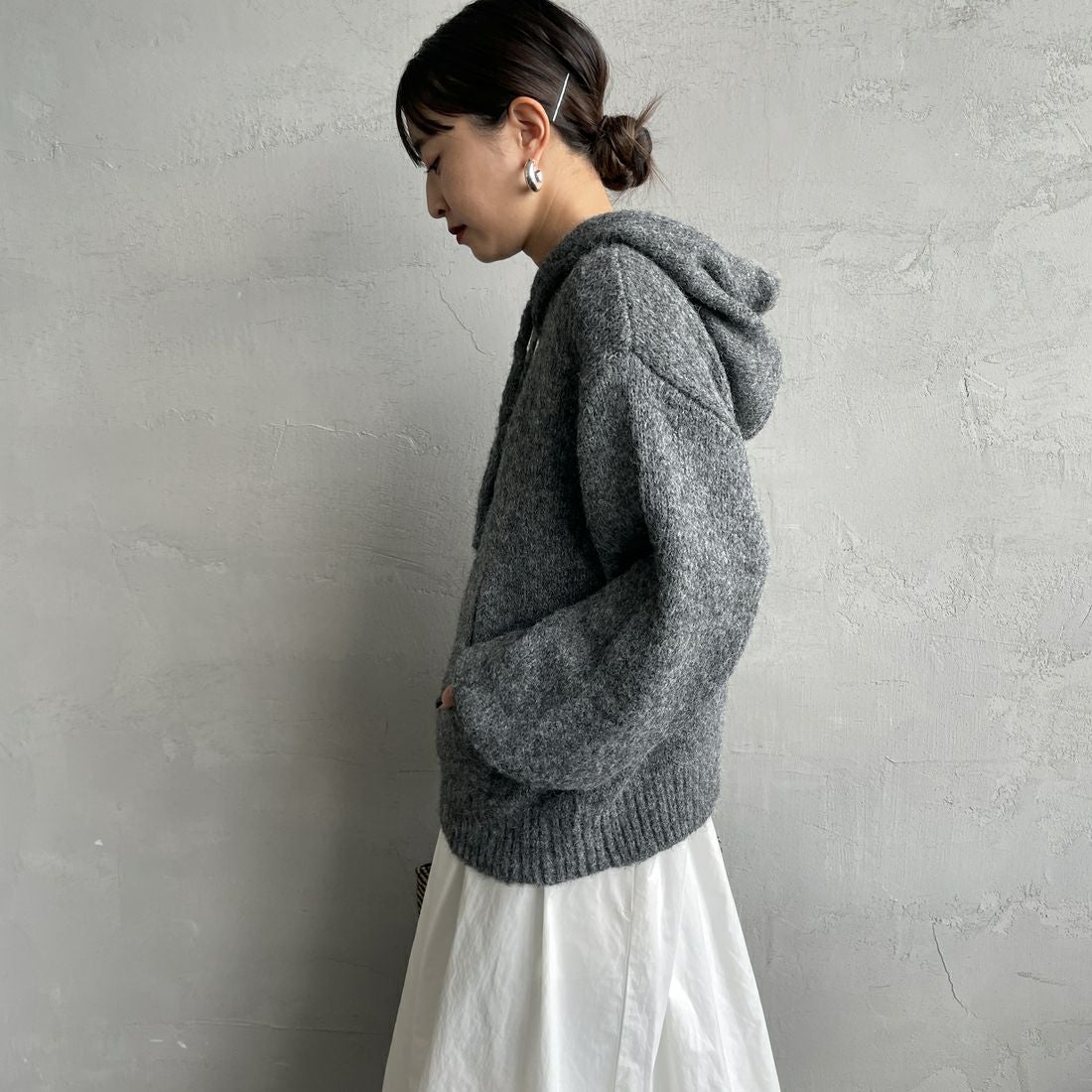 Maison de L'allure [メゾン ドゥ ラリュール] 起毛ニットフーディ [M25131027] 08 CHARCOA &&モデル身長：150cm 着用サイズ：F&&