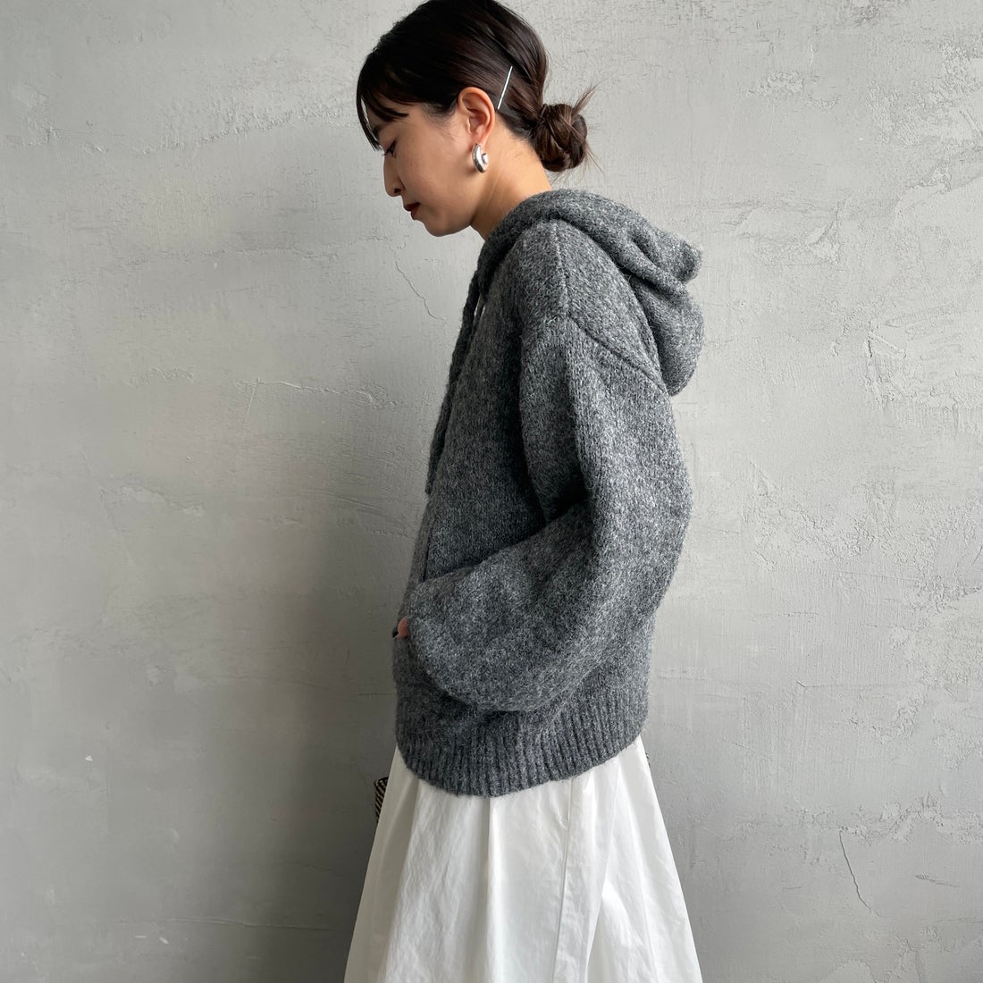 Maison de L'allure [メゾン ドゥ ラリュール] 起毛ニットフーディ [M25131027] 08 CHARCOA &&モデル身長：150cm 着用サイズ：F&&