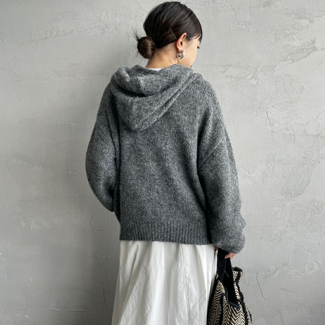 Maison de L'allure [メゾン ドゥ ラリュール] 起毛ニットフーディ [M25131027] 08 CHARCOA &&モデル身長：150cm 着用サイズ：F&&