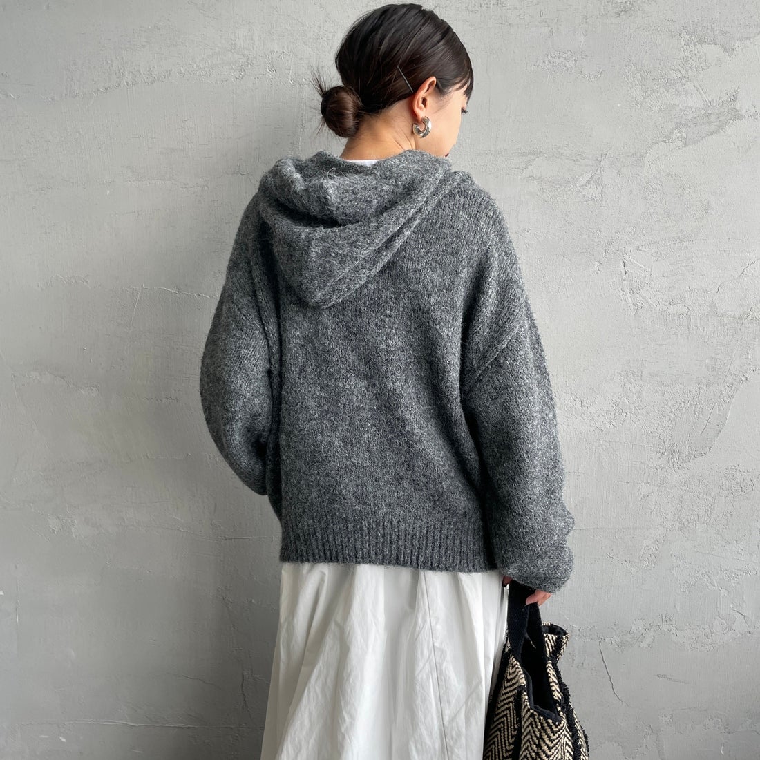 Maison de L'allure [メゾン ドゥ ラリュール] 起毛ニットフーディ [M25131027] 08 CHARCOA &&モデル身長：150cm 着用サイズ：F&&