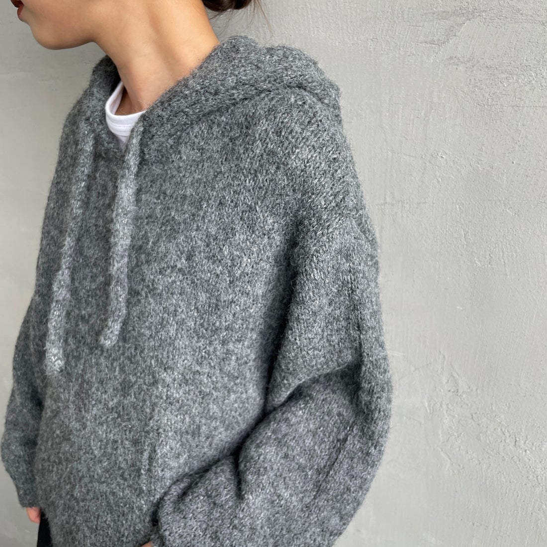 Maison de L'allure [メゾン ドゥ ラリュール] 起毛ニットフーディ [M25131027] 08 CHARCOA &&モデル身長：150cm 着用サイズ：F&&