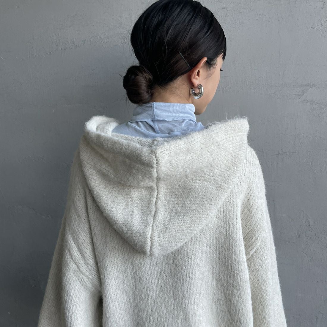 Maison de L'allure [メゾン ドゥ ラリュール] 起毛ニットフーディ [M25131027] 02 NATURAL &&モデル身長：150cm 着用サイズ：F&&