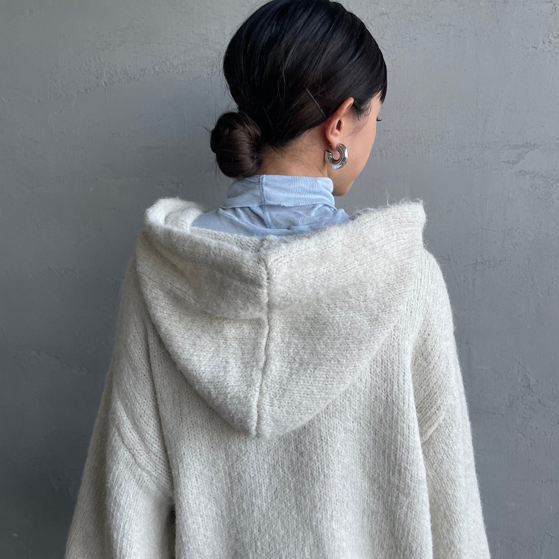 Maison de L'allure [メゾン ドゥ ラリュール] 起毛ニットフーディ [M25131027] 02 NATURAL &&モデル身長：150cm 着用サイズ：F&&