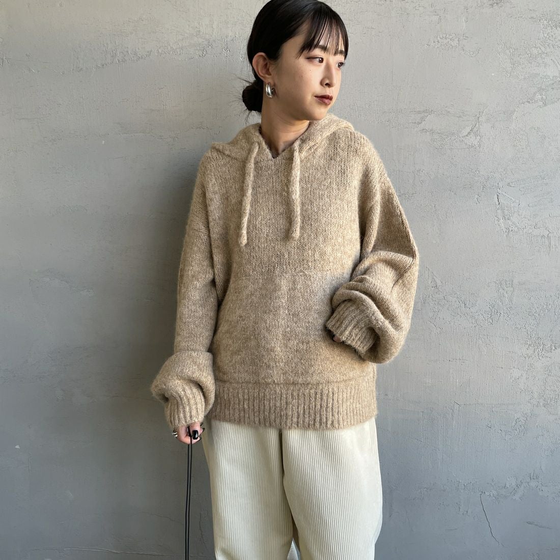 Maison de L'allure [メゾン ドゥ ラリュール] 起毛ニットフーディ [M25131027] 22 BEIGE &&モデル身長：150cm 着用サイズ：F&&