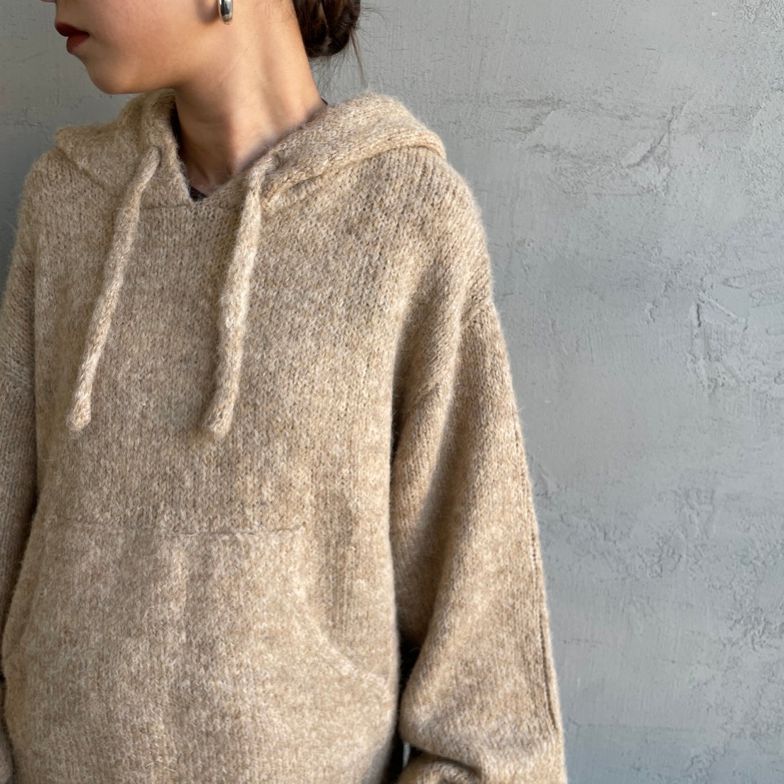 Maison de L'allure [メゾン ドゥ ラリュール] 起毛ニットフーディ [M25131027] 22 BEIGE &&モデル身長：150cm 着用サイズ：F&&