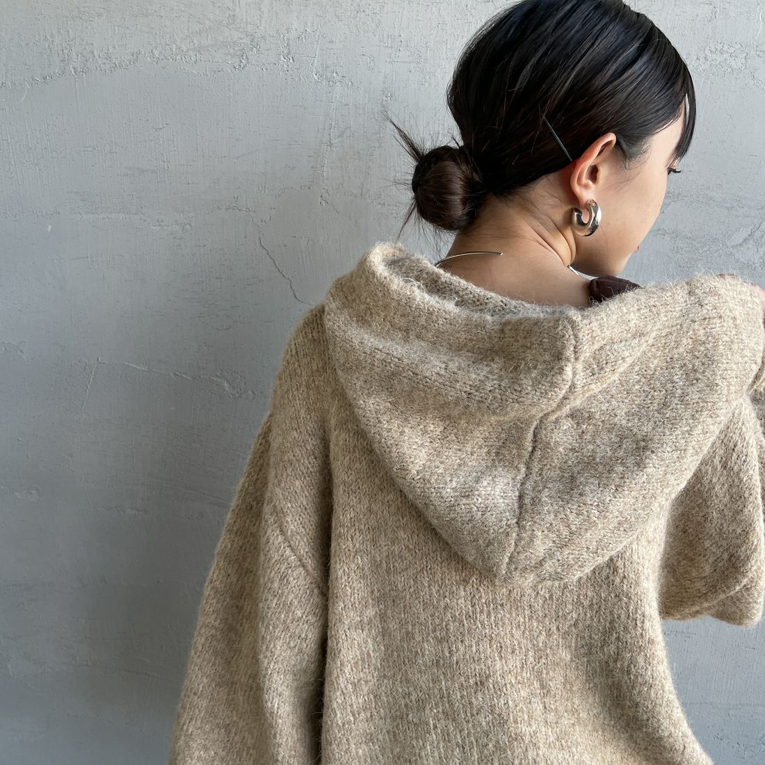 Maison de L'allure [メゾン ドゥ ラリュール] 起毛ニットフーディ [M25131027] 22 BEIGE &&モデル身長：150cm 着用サイズ：F&&