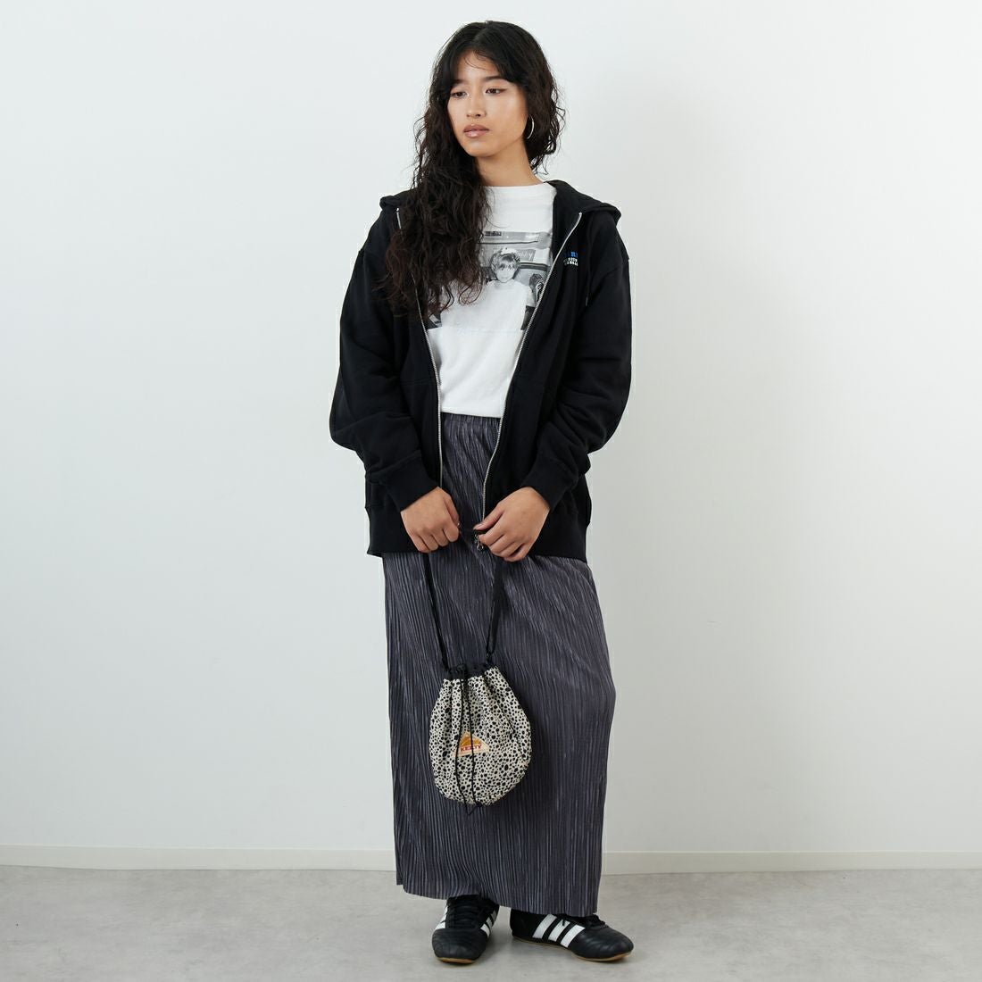 X-girl [エックスガール] サークルロゴ フルジップスウェットフーディ [105253012001] BLACK &&モデル身長：162cm 着用サイズ：M&&