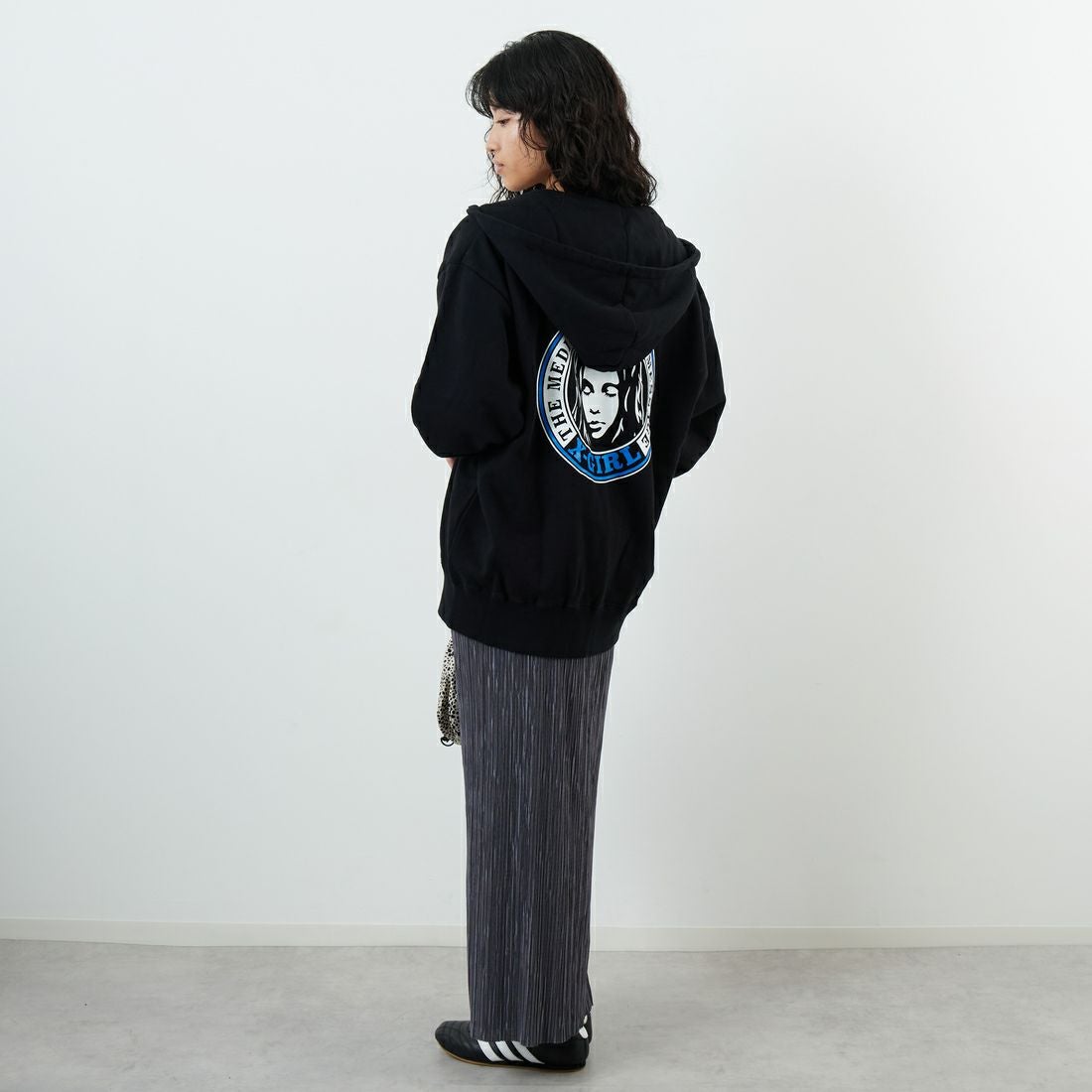 X-girl [エックスガール] サークルロゴ フルジップスウェットフーディ [105253012001] BLACK &&モデル身長：162cm 着用サイズ：M&&