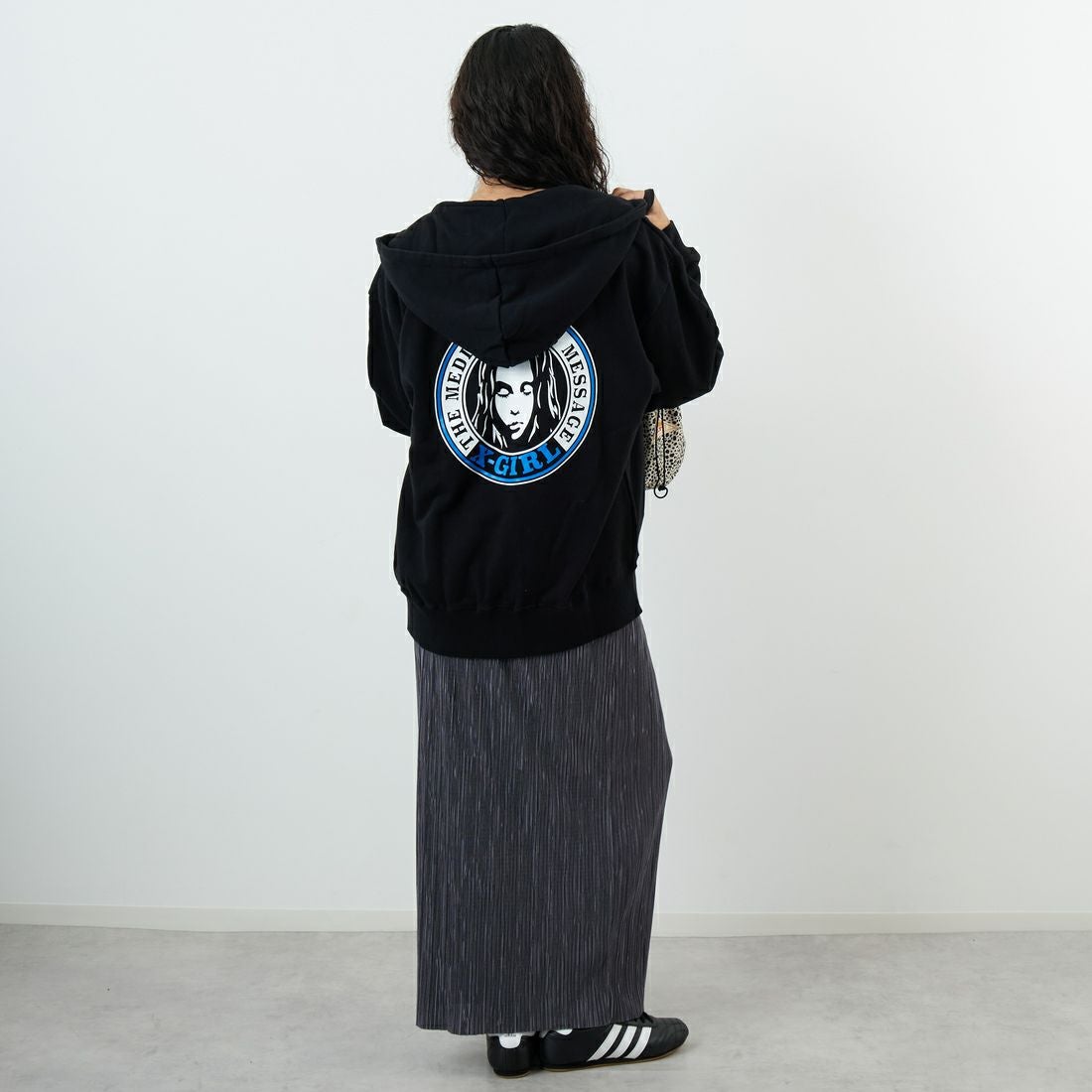 X-girl [エックスガール] サークルロゴ フルジップスウェットフーディ [105253012001] BLACK &&モデル身長：162cm 着用サイズ：M&&